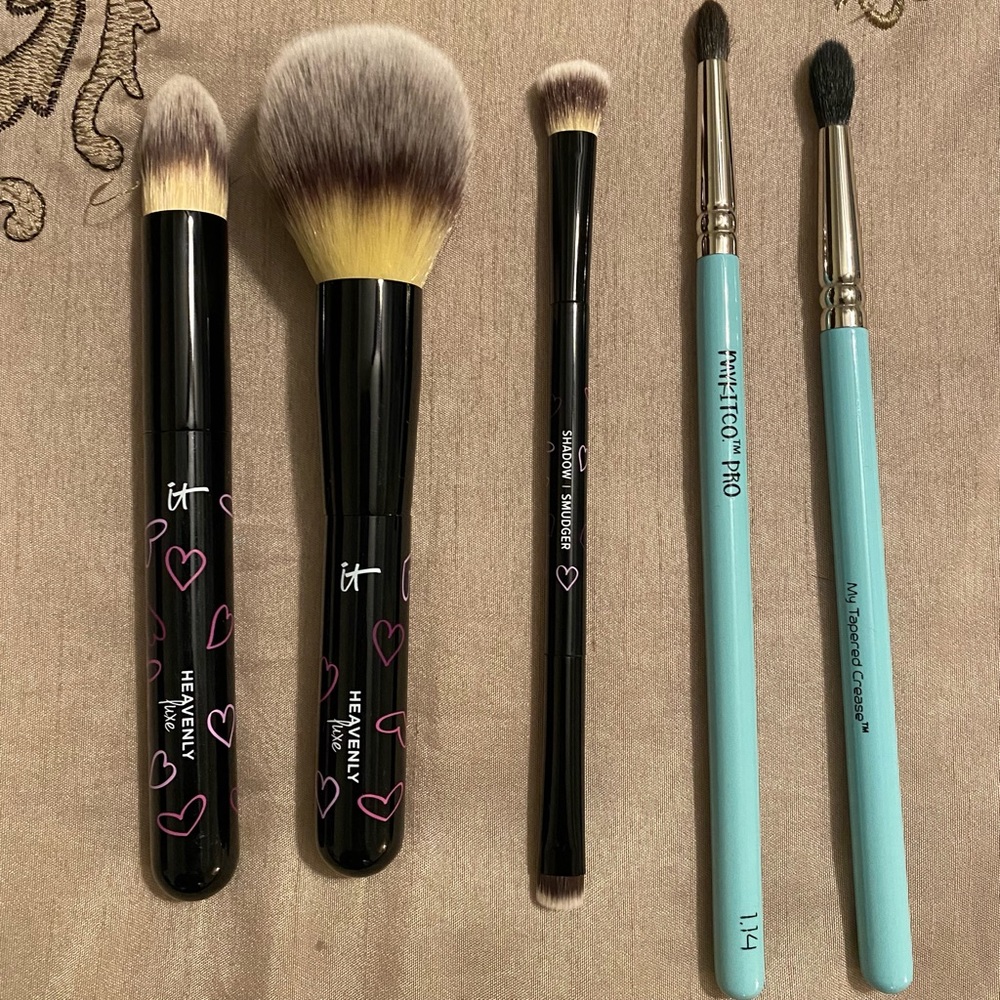 It Cosmetics and MyKitco Makeup Brushes